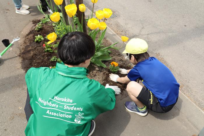 ネオロス幌北との花植えのようす