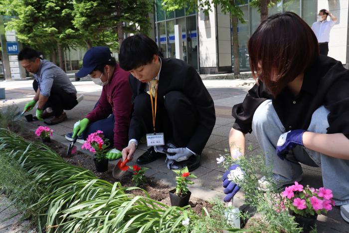 花を植えるトライ式高等学院の皆さん