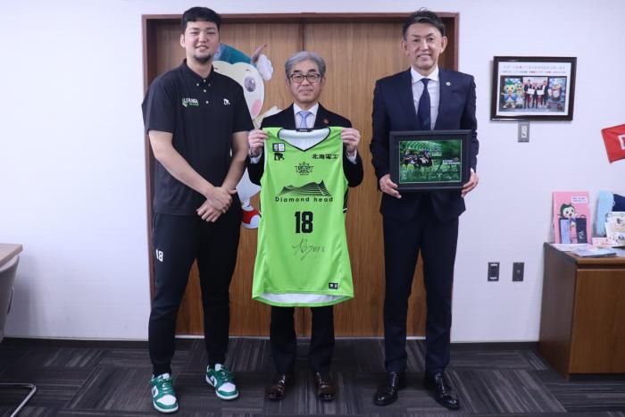 折茂社長と内藤選手と区長の記念写真