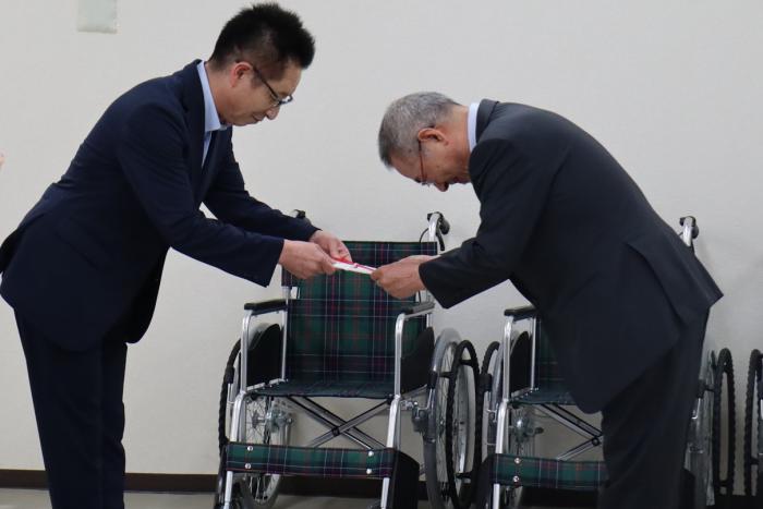 目録の贈呈
