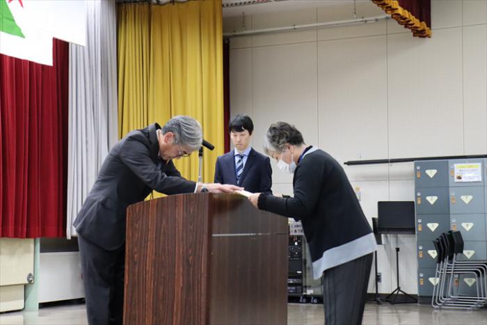 学長から修了証書を受け取る受講者