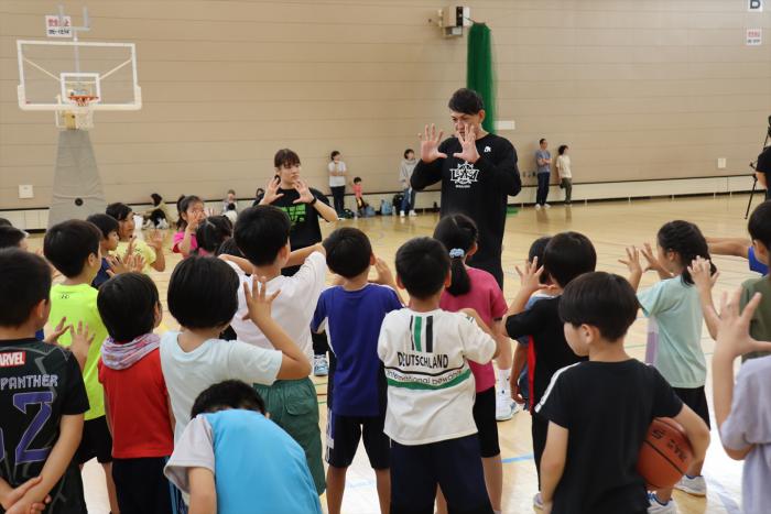 子どもたちにバスケットボールを教える折茂社長