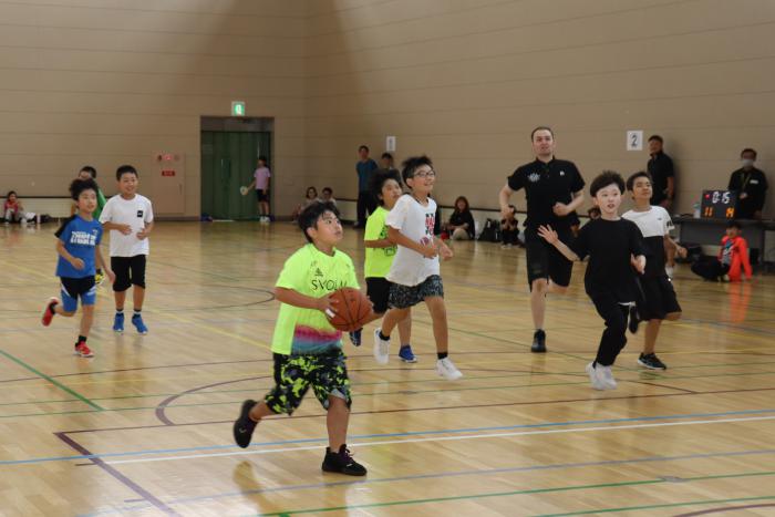 プロ選手と試合を楽しむ子どもたち
