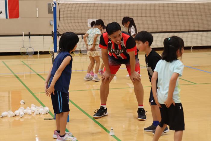 子どもたちに指導するコンサ選手