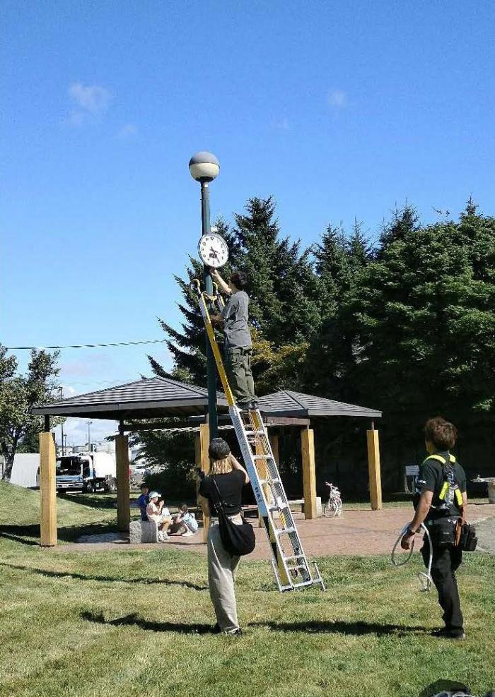 電波時計を設置する様子