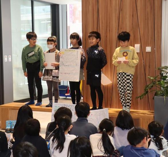 小学校３年生の発表の様子