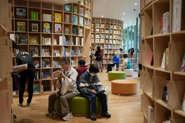本を読む参加者