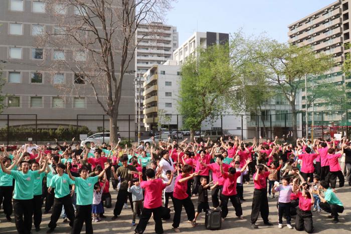 地域の子どもたちとYOSAKOIを踊る様子