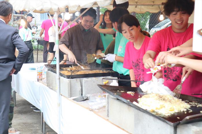 焼きそばを焼く学生