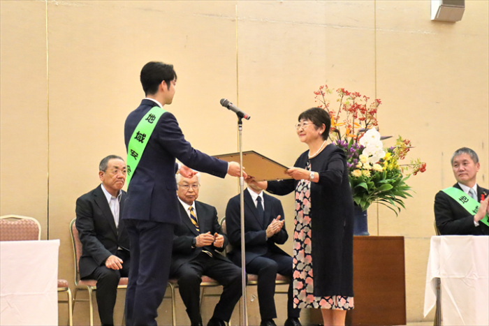 鈴木道知事から表彰状を受け取る對馬さん