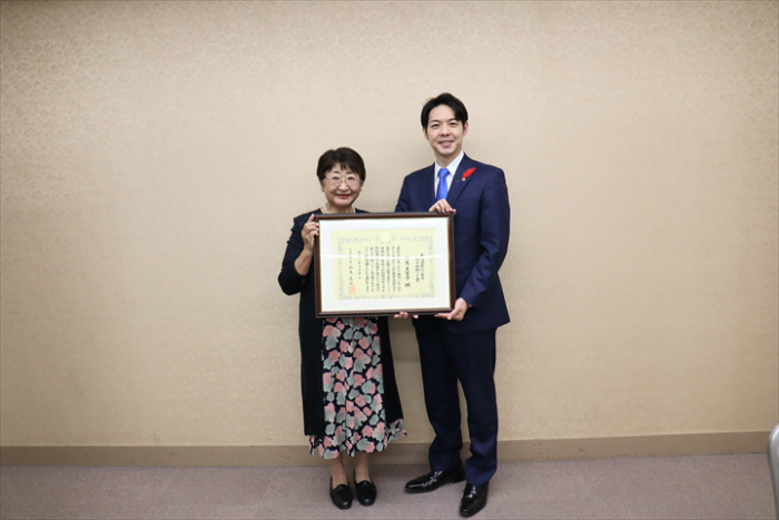 鈴木道知事と對馬さんの記念写真
