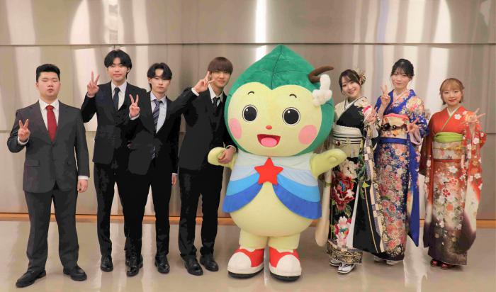 前回の二十歳運営スタッフの皆さんと  北区まちづくりキャラクター「ぽっぴぃ」