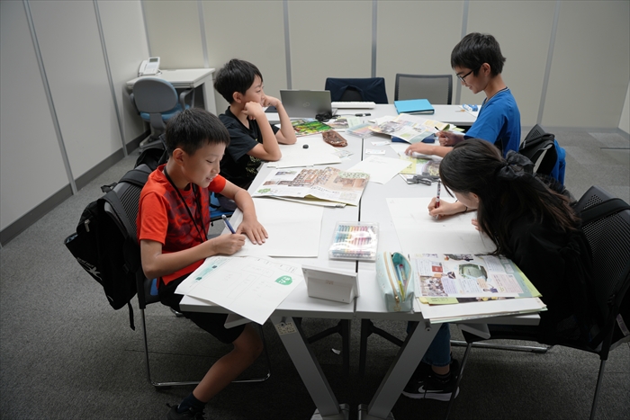 レイアウトを考える小学生広報記者たち