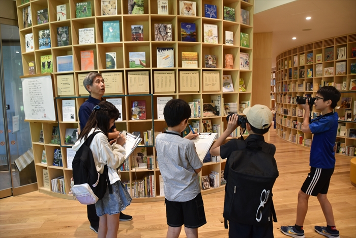 副館長から説明を受ける様子