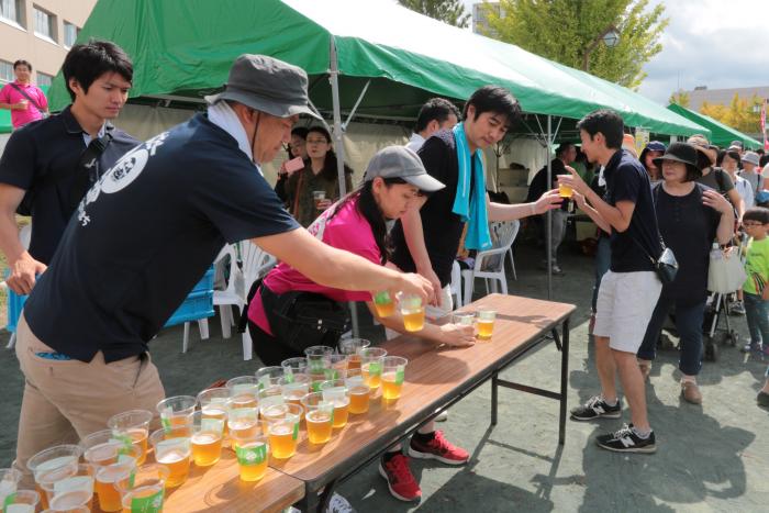 乾杯用ビール配布開始