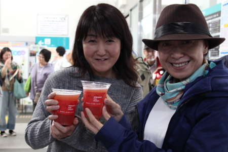 ビールを楽しむ来場者