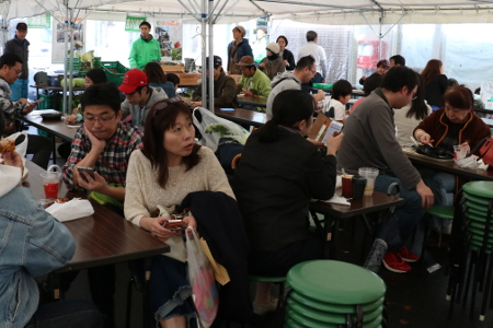 飲食スペースでは各テーブルでビールを楽しむ姿が