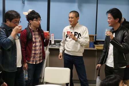 区役所ロビーでビールを楽しむビアラバー