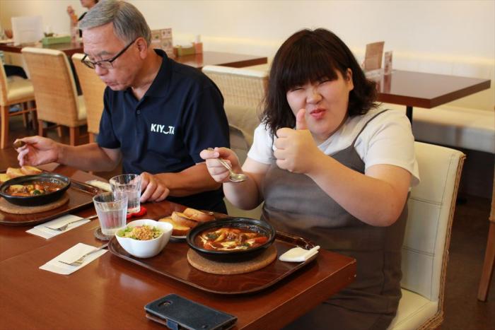 美味しそうに食べる麻耶ちゃん