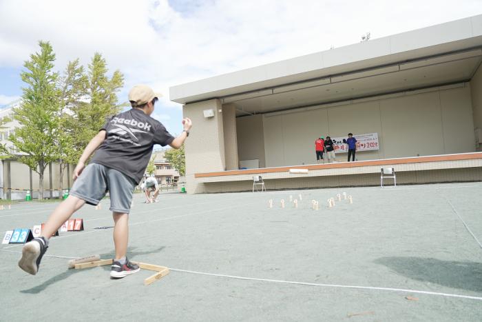 お子さま投げてる