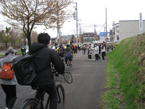 セーフティ自転車ライダーのススメ！を手渡しています