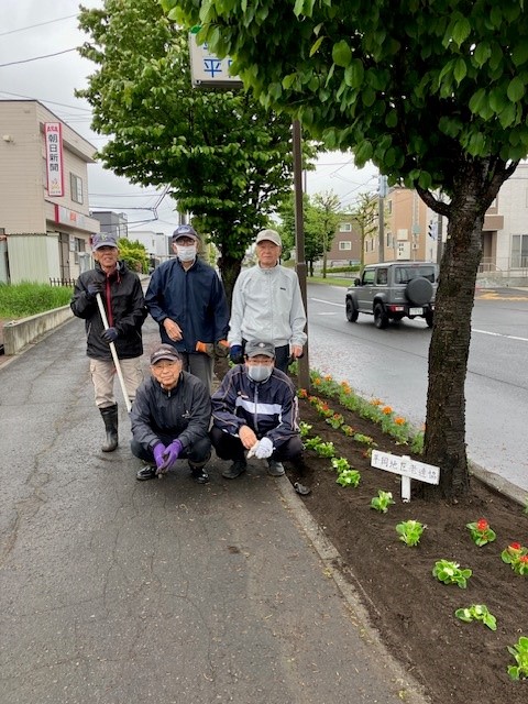 ５月に花苗を植えてくださいました、平岡老人クラブ連絡協議会（老連協）のみなさま