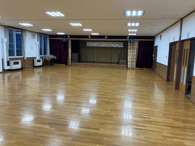 ホールの床ワックスがけをおこないます