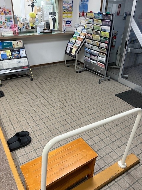 玄関床タイルも磨きます
