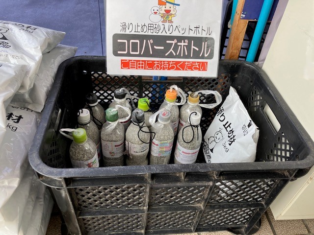 滑り止め用砂入りペットボトル（コロバーズボトル）に砂を詰めました
