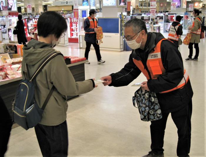 啓発品を手渡しする防火委員さん