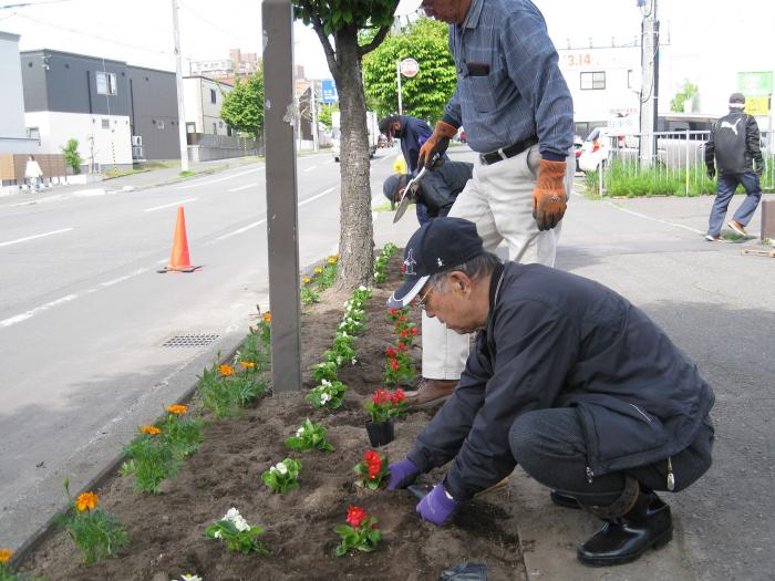 花苗を植える老連協の皆さん