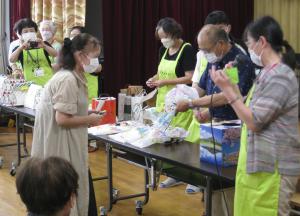 お楽しみ抽選会の様子