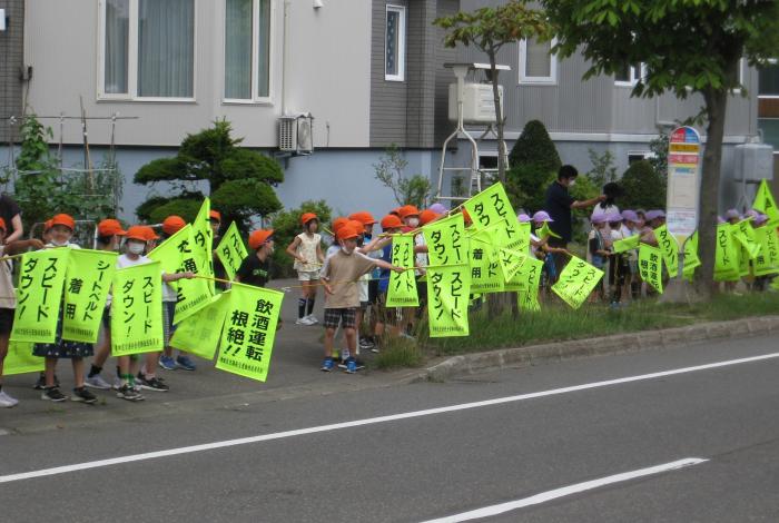 交通安全を呼びかける児童の皆さん