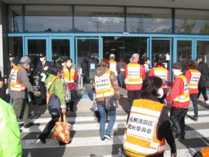 各入口に向かう防火委員の皆さん