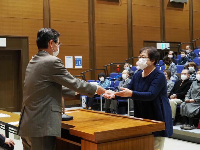 委嘱状を受け取る杉岡会長