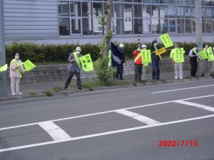 啓発旗を振る参加者