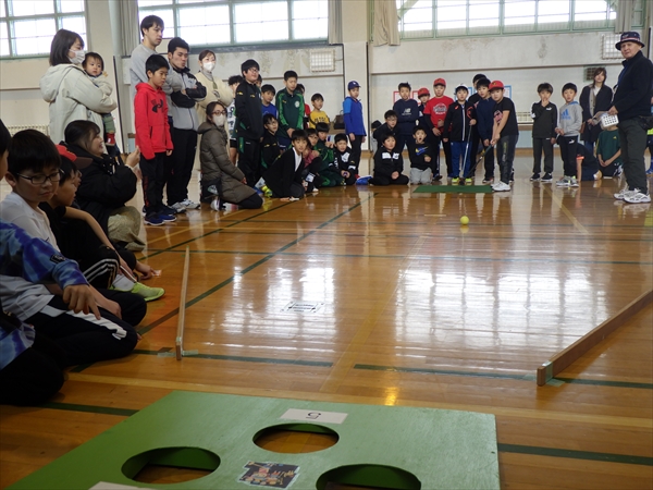 ボールの行方にみんな集中
