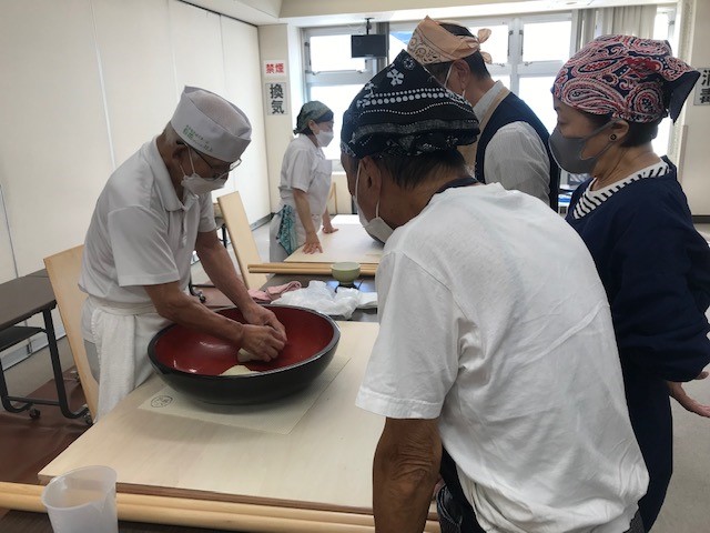 講師の手際のよい練りに見入る様子