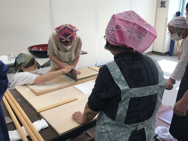 そば切り包丁の扱いに苦戦する姿も