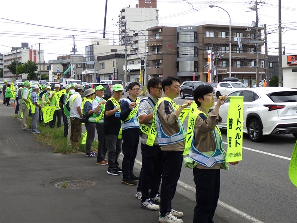 道行く車の運転手にスピードダウンのお願い