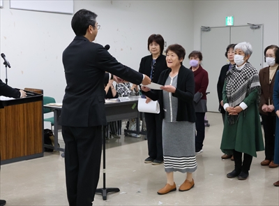 札幌市交通安全運動推進委員会会長表彰状を区長から授与される武藤さん