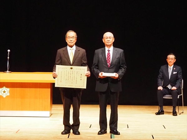 左から清田ファミリータウン町内会の吉野会長と井ノ浦副会長