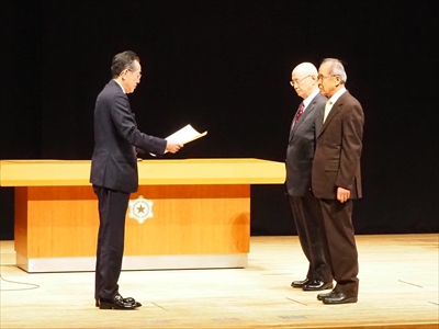 石川副市長から表彰状が授与伝達されました