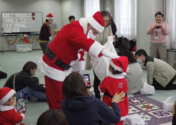 サンタさんが“ちびサンタ”にプレゼント