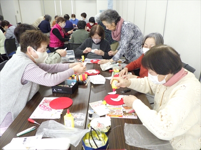 みんなで確認しながら作業を進める様子