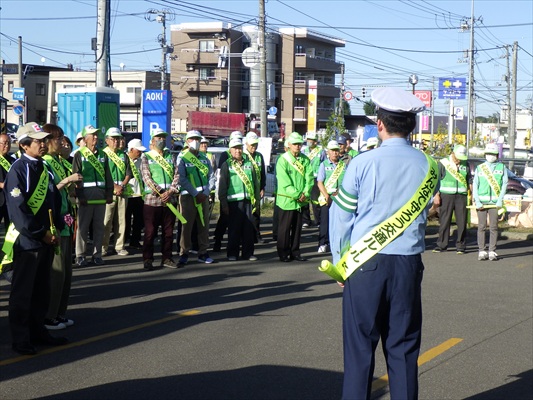豊平署小野寺交通官の挨拶に耳を傾ける地域の皆さん