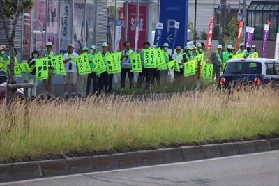 道行く車の運転手に交通安全を訴える様子