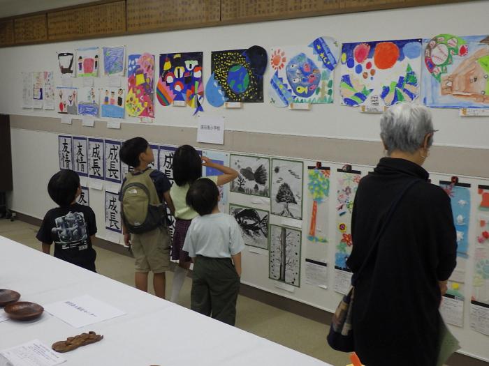 自分の作品を探す子どもたち