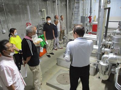 受水槽の説明に聞き入る参加者
