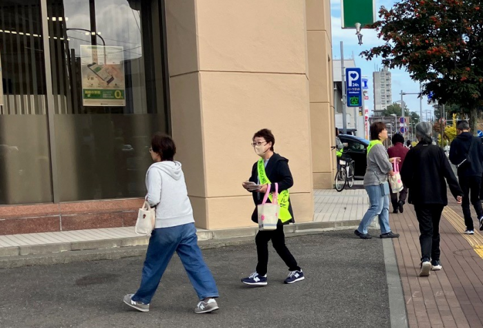 街頭啓発を行う参加者1